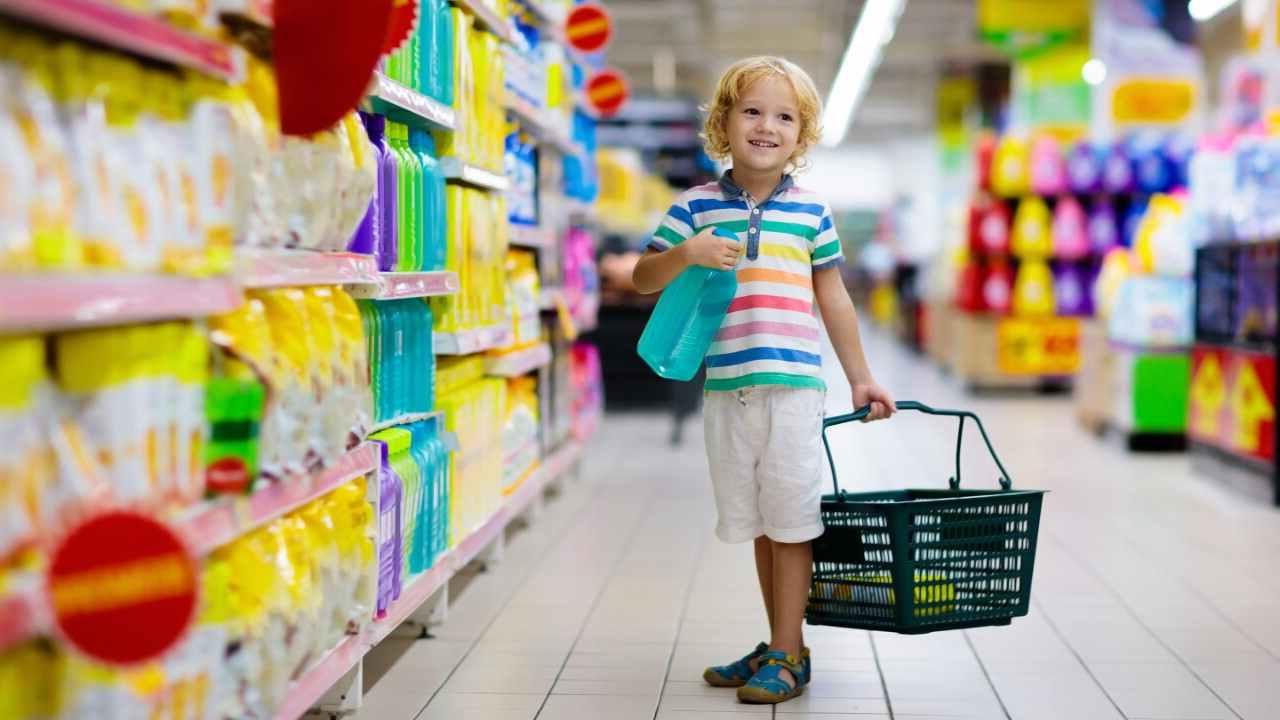 小孩在超市买水果和果汁. 儿童杂货店购物. 小男孩推着手推车在当地vns85978威尼斯城官网挑选新鲜蔬菜.