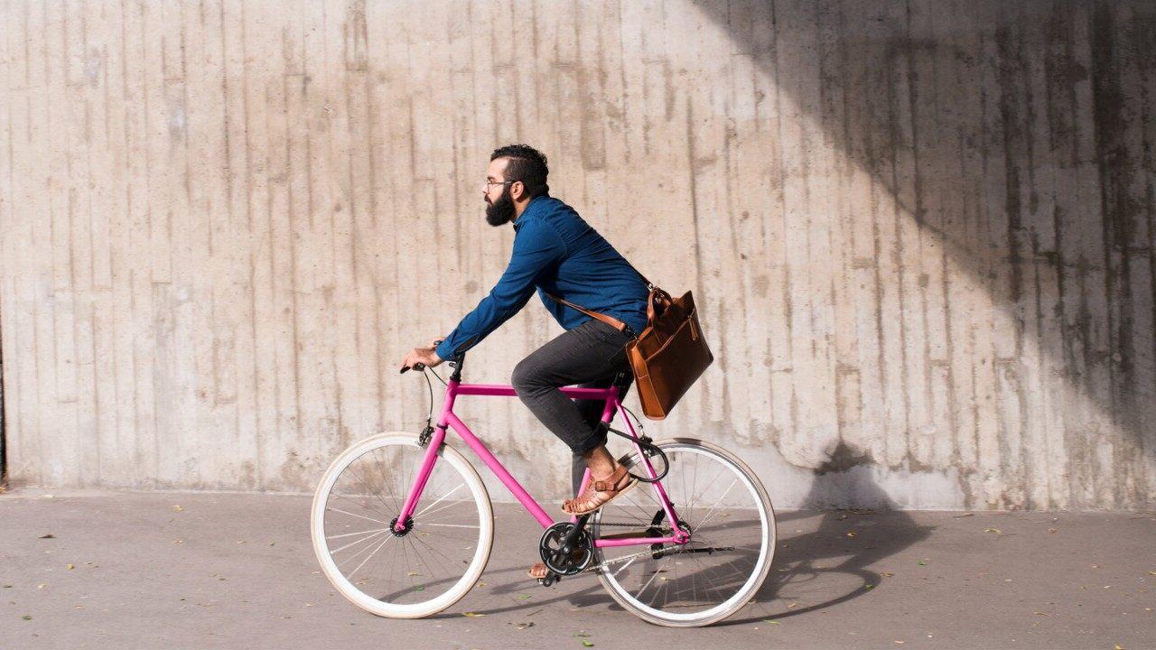 男子在街上骑自行车